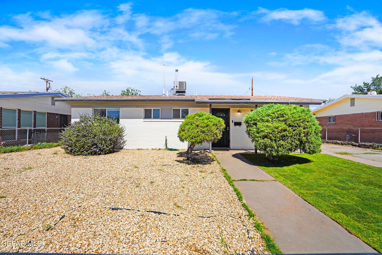 Foto principal - 10337 Redwood St