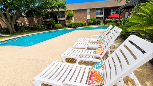 Pool - Lakeview