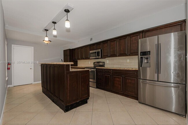 Foto del edificio - 20536 NE 6th Ct