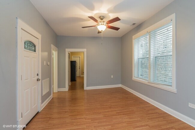 Foto del edificio - 2321 N Sawyer Ave