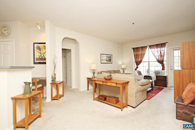 Foto del edificio - 300 Riverbend Dr