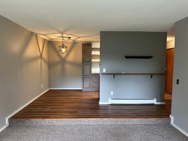 Building Photo - Updated 1 bedroom condo near Rosedale Mall!