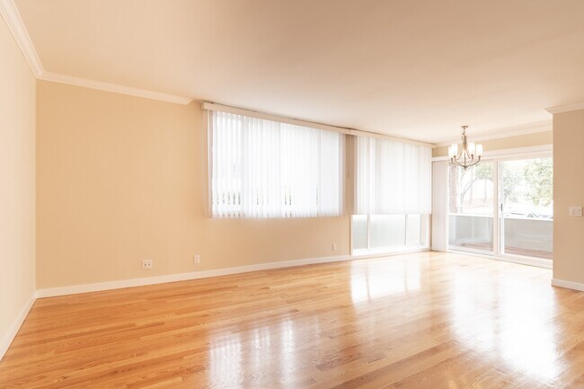 Building Photo - 10751 Holman Ave