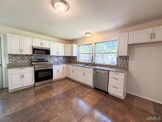 Building Photo - 1321 Petite Dr