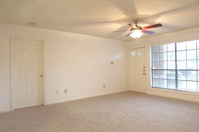 Building Photo - 1311 Antoine Dr