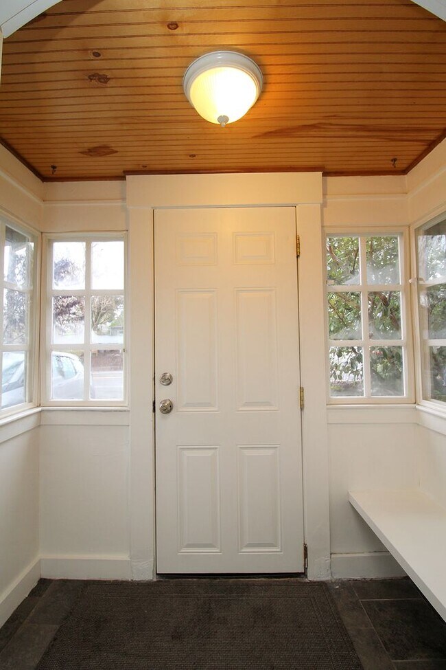 Foto del edificio - Adorable Portsmouth 3 Bed Cottage with Lush Certified Nature Backyard with Rain Gardens