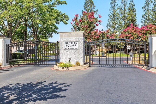 Building Photo - Bright 3 bedroom, 2 bath in Gated Communit...