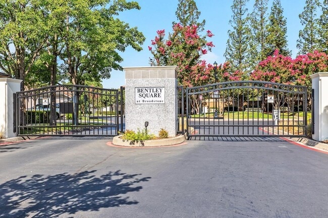 Foto del edificio - Bright 3 bedroom, 2 bath in Gated Community of Bentley Square!