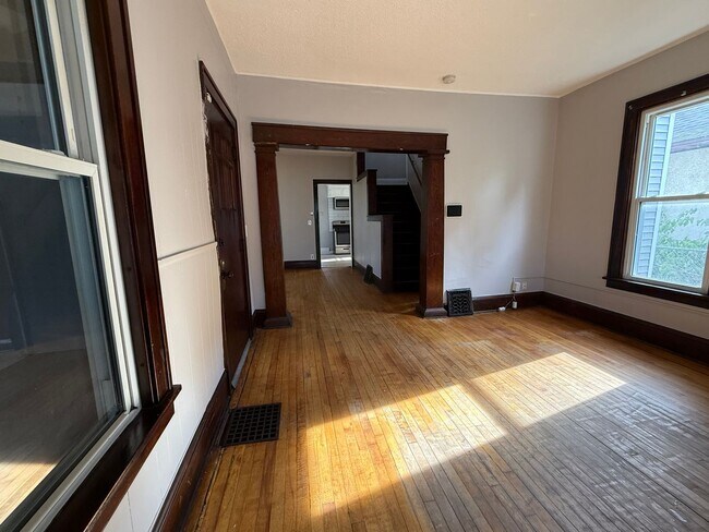 Foto del edificio - 3 bedrooms 2 bath house, Available October...