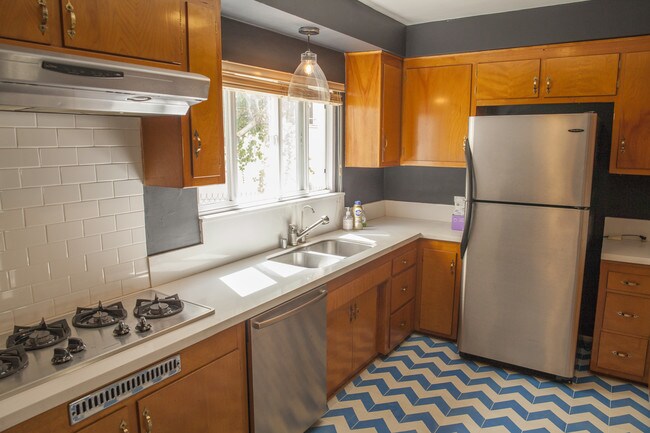 Foto del edificio - 4579 Ambrose Ave