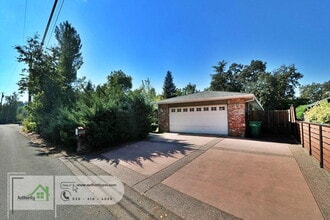 Building Photo - 3180 Wilshire Dr
