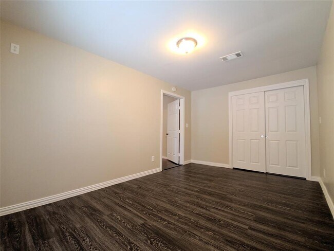 Building Photo - 7422 Lakehurst Dr