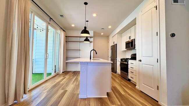 Building Photo - Fantastic Parkway Point 3 Bed 3 Bath 2 Car...