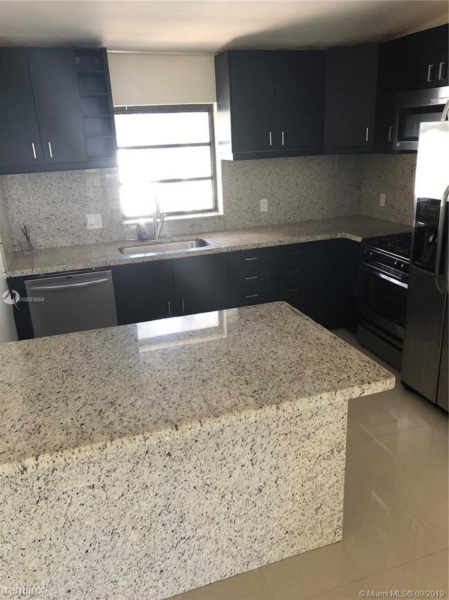 Building Photo - 2 br, 1 bath Apartment - 313 Hendricks Isle