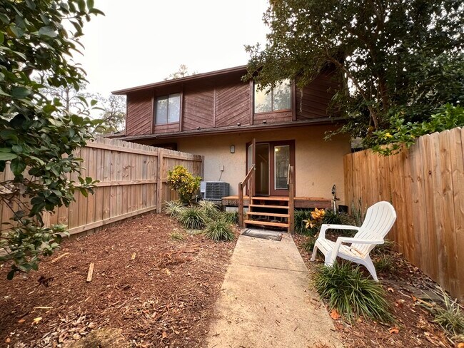 Building Photo - 1025 Love Ln