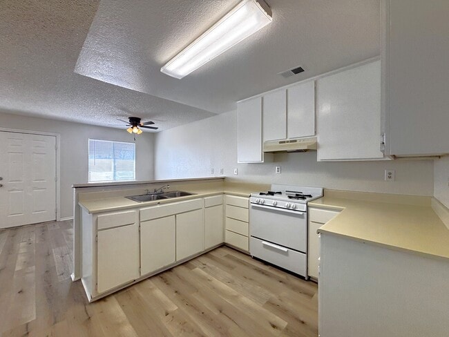 Building Photo - Apple Valley Townhomes