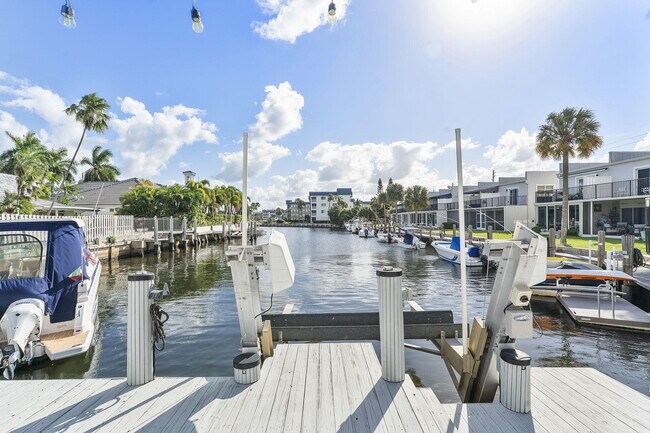 Foto del edificio - 910 Jasmine Dr