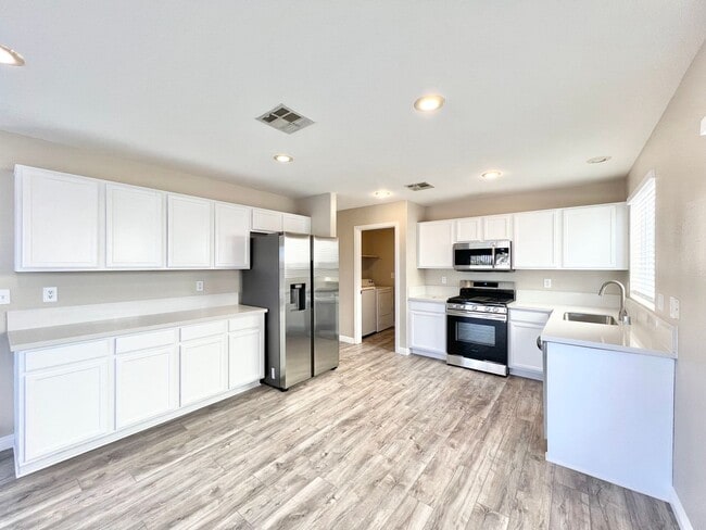 Building Photo - Wonderful 2-story single-family home with ...