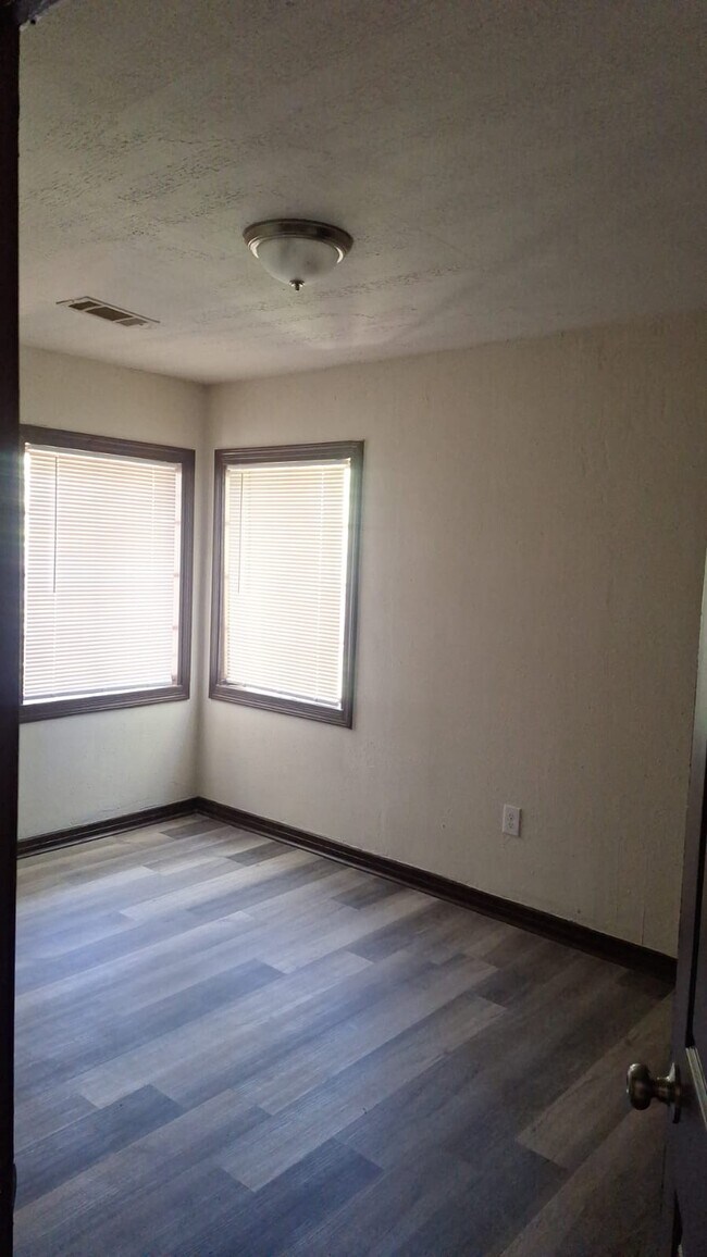 Foto del edificio - 2505 Paden St