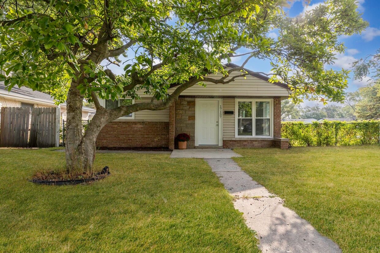 Foto principal - 17157 Chicago Ave