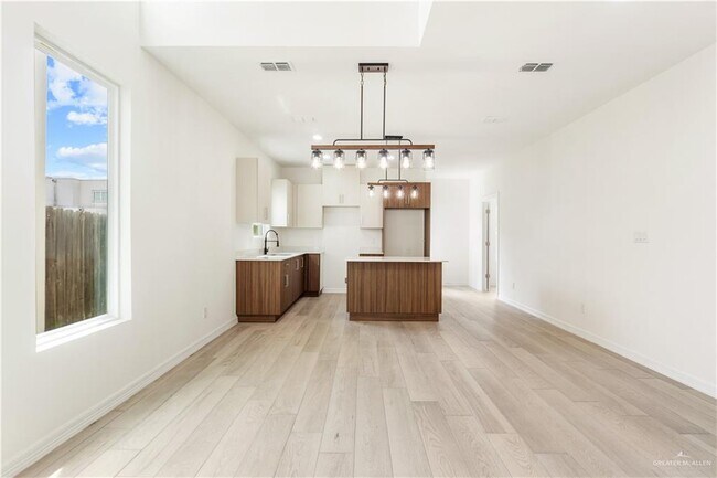 Building Photo - 2312 Corales St