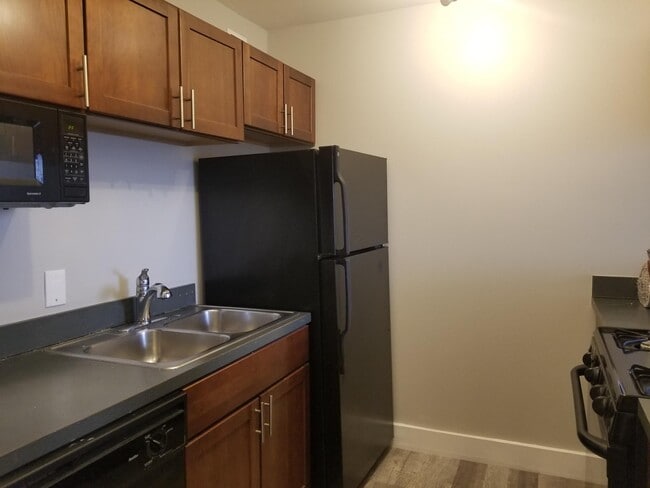 Kitchen - 600 E 8th St