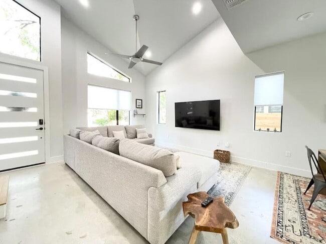 Building Photo - 2009 Canterbury St