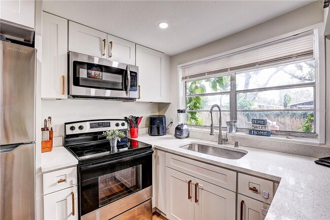 Building Photo - Cozy, Cute 3 bedroom 1 bath