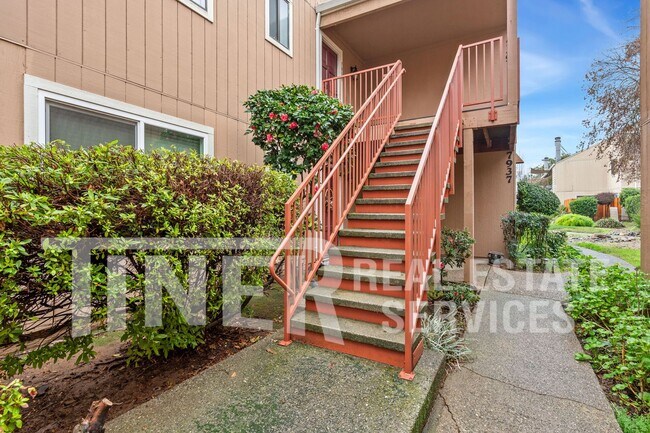 Foto del edificio - Upstairs Unit in Arcade Lake with Garage -...