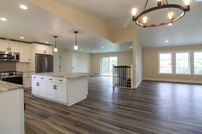 Foto del edificio - 5 Bed/3 Bath House in Kennewick Canyon Lakes