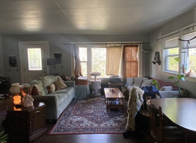 Foto del edificio - Steps from Campus, Minutes to Downtown – 4BR House on N Forest St | Pre-Leasing September 2026