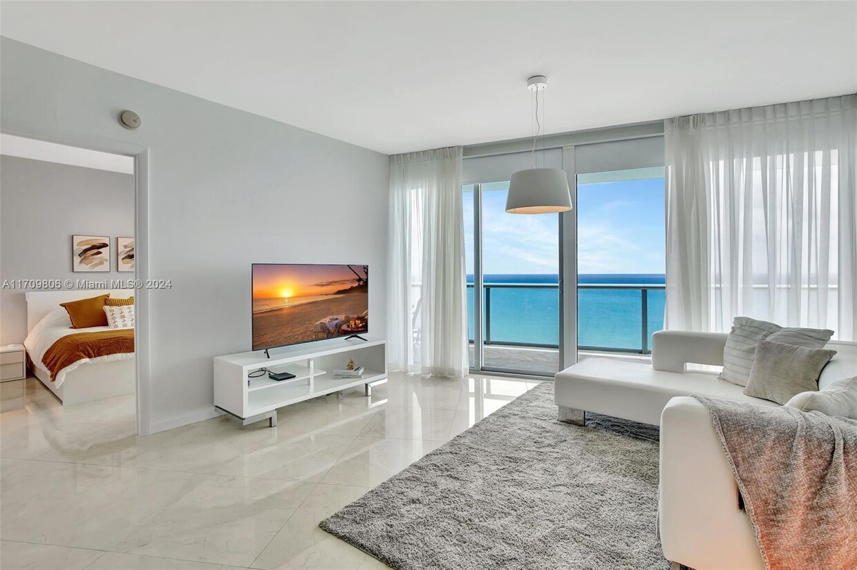 Foto principal - 17001 Collins Ave