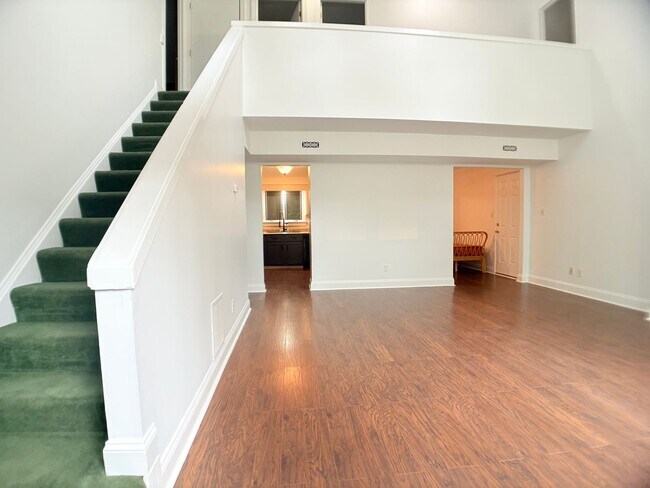 Foto del edificio - Charming, large wooded lot.