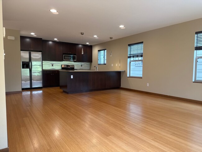 Building Photo - Convenient 3 beds, 2.5 bath in Ballard