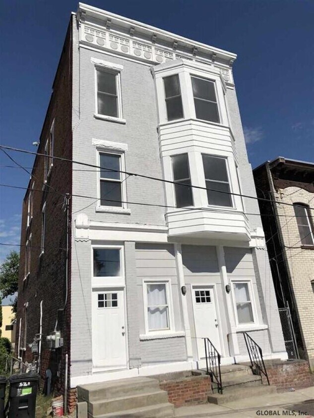 Primary Photo - 521 1st St