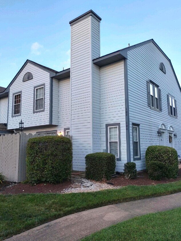 Primary Photo - 100 Castilian Dr