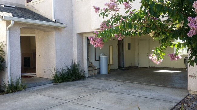 Building Photo - 1505 Hermocilla Way