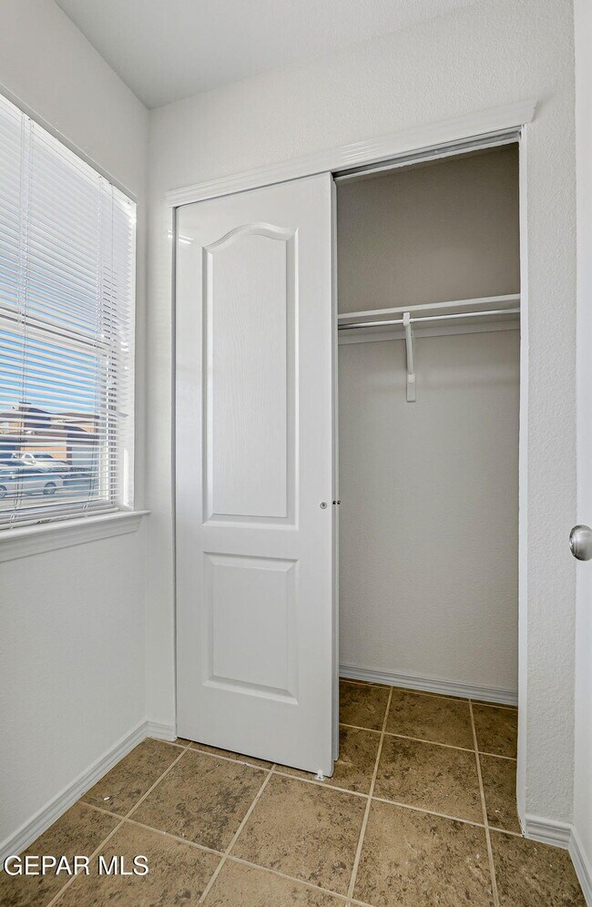 Building Photo - 2328 Honey Dew St