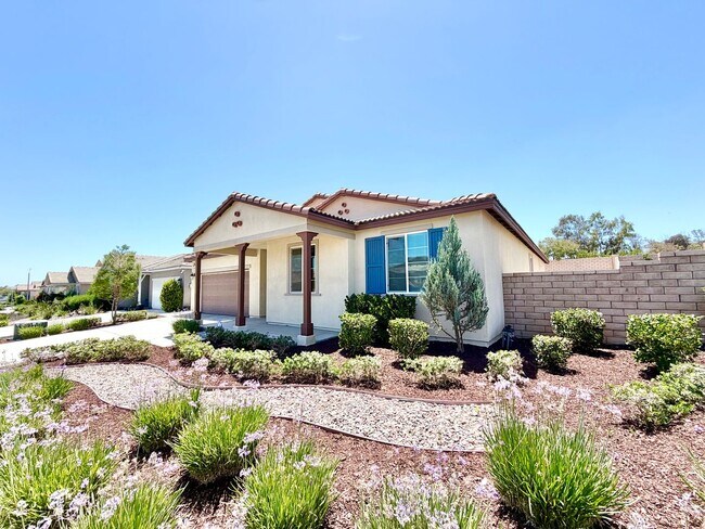 Foto del edificio - Beautiful 4 Bedroom Home with INCLUDED SOLAR, Office, Walk-In Closets & Open Floor Plan