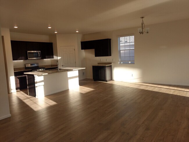 Building Photo - Beautiful 3 Bedroom House in Ridge Crest N...