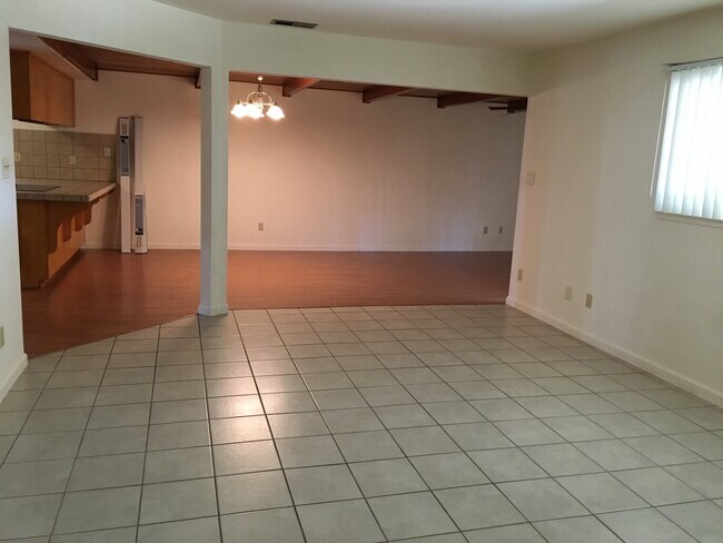 Building Photo - Beautiful Southside Home Near Schools!