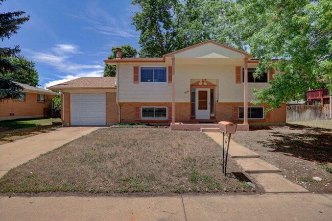 "Spacious 4-Bedroom Home in Denver with 2 Full Baths and Over 2000 sq ft!" - "Spacious 4-Bedroom Home in Denver with 2 Full Baths and Over 2000 sq ft!"