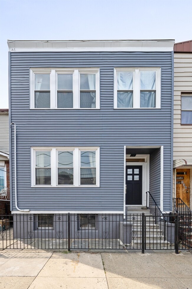 Building Photo - 237 Cambridge Ave