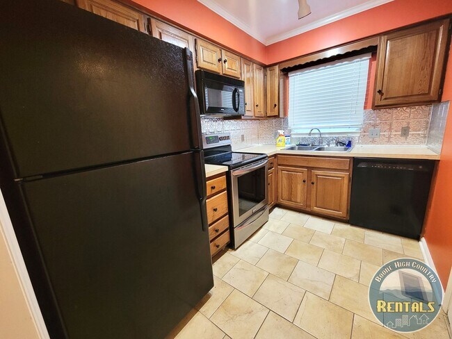 Foto del edificio - Charming 2BR/1.5BA Townhome Near the Green...