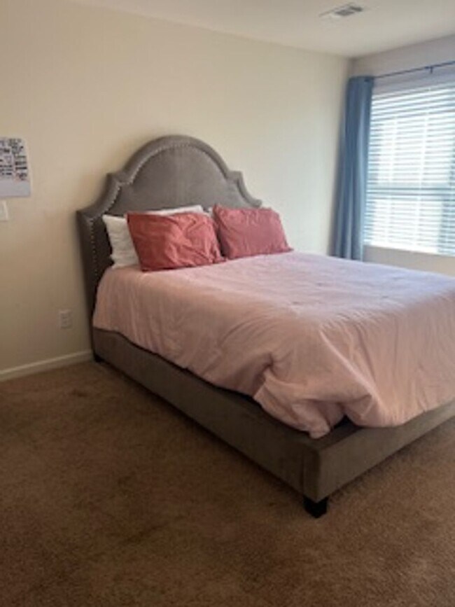 Foto del edificio - FOR RENT – 3BR / 2.5BA Garden Home with 2-Car Garage