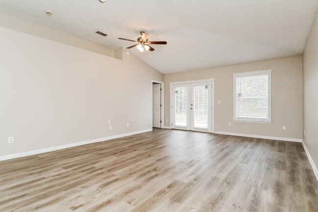 Building Photo - 6131 Alpenrose Ave