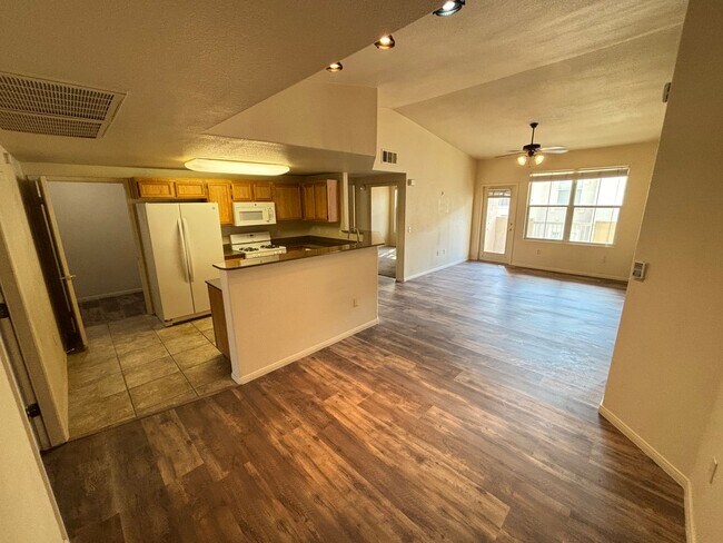 Building Photo - Fantastic 2Bed/2Bath Condo in Southwest Area