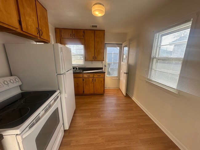 Building Photo - Two Bedroom, One bathroom, Pet Friendly Ho...