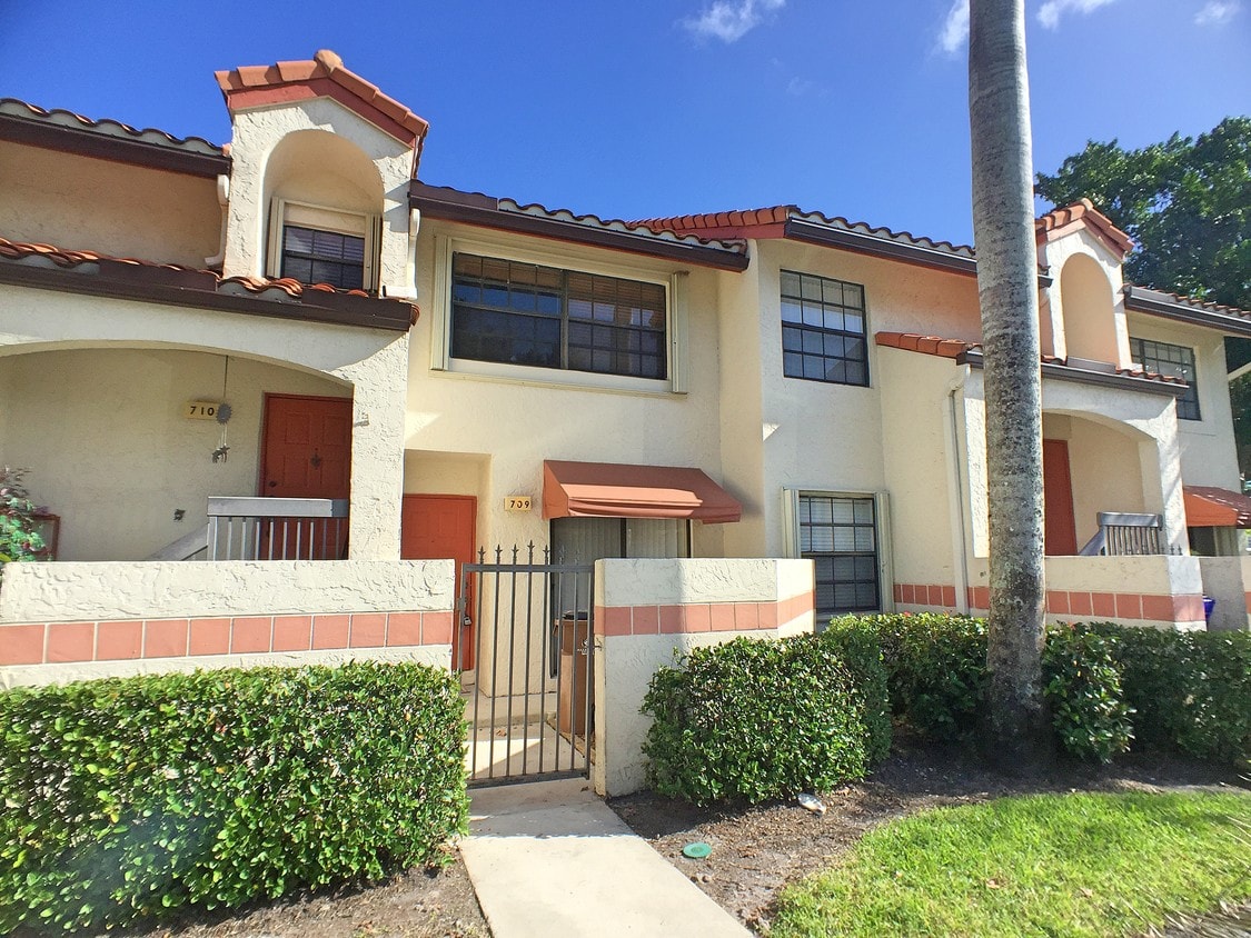 709 Congressional Way, Deerfield Beach, FL 33442 Condo for Rent in