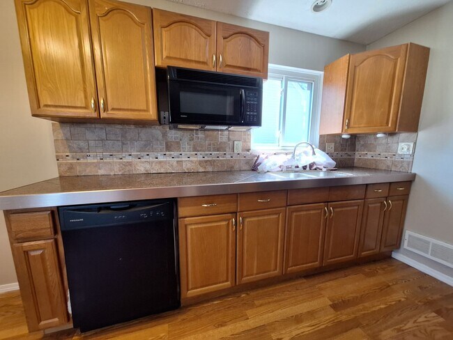 Foto del edificio - Your next Home!!!  Charming Three Bedroom in Roseville